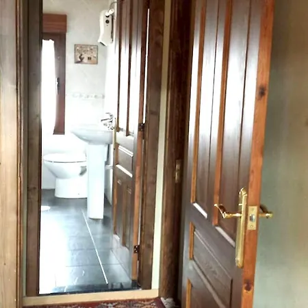 Welcoming House In With Comforts